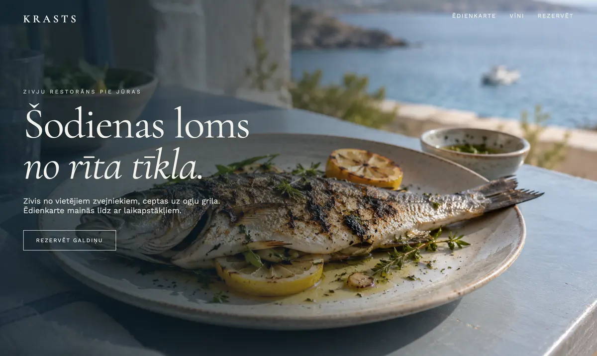 Zivju restorāna mājaslapa: grilēta zivs uz galda pie jūras